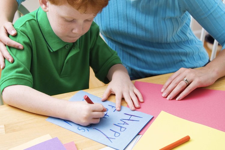 Actividades divertidas para escribir mantienen el interés del niño.