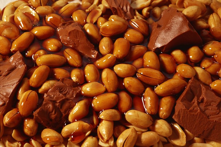Las barras de chocolate similares a las Snickers tienen chocolate, caramelo y maní.