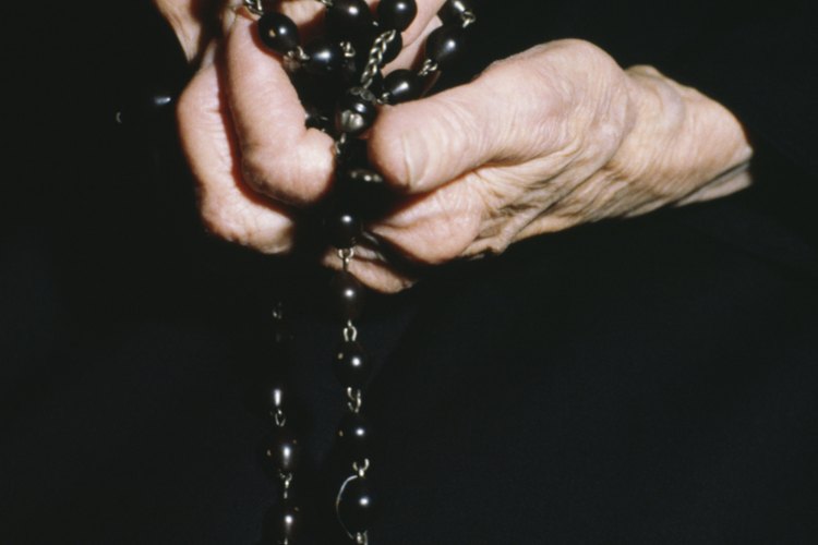 Los católicos rezan un rosario ligeramente diferente durante un velatorio.