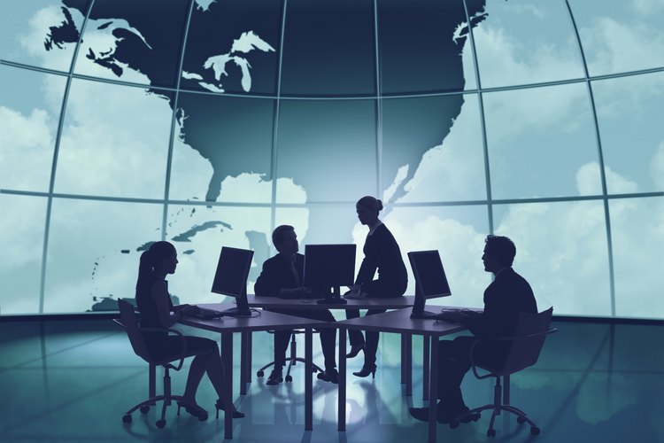 Comunicación entre compañeros de trabajo en una oficina globalizada.