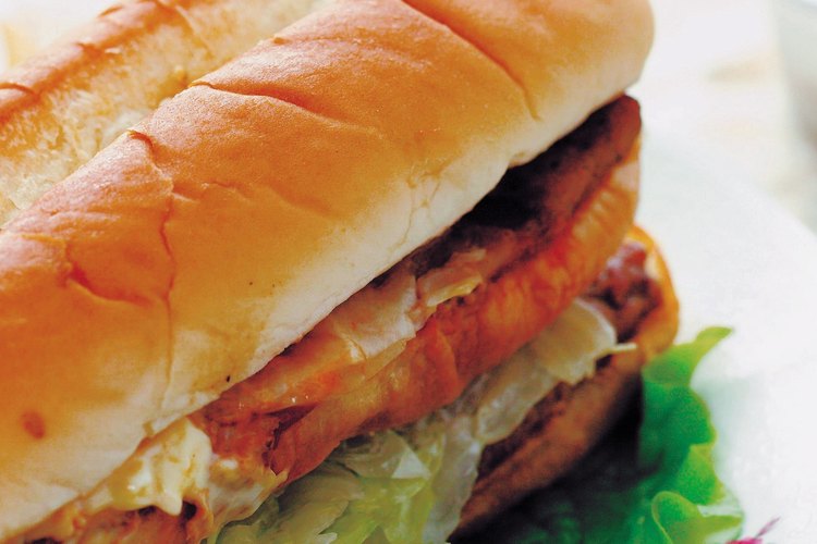Mezcla carne, queso y vegetales para hacer un sandwich tipo Subway.