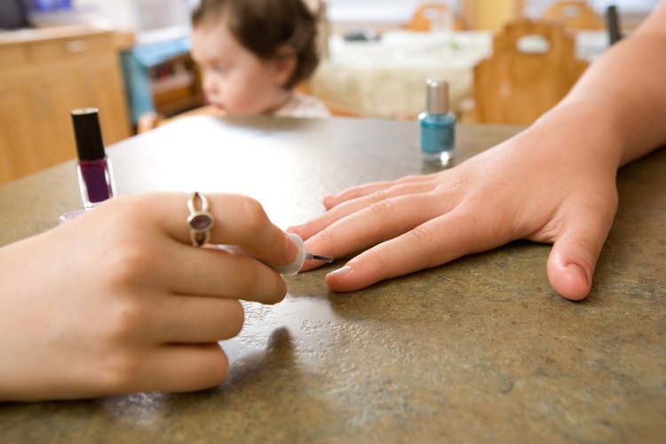 Aunque Shellac lo debe aplicar un profesional, puedes quitarlo tú en casa.