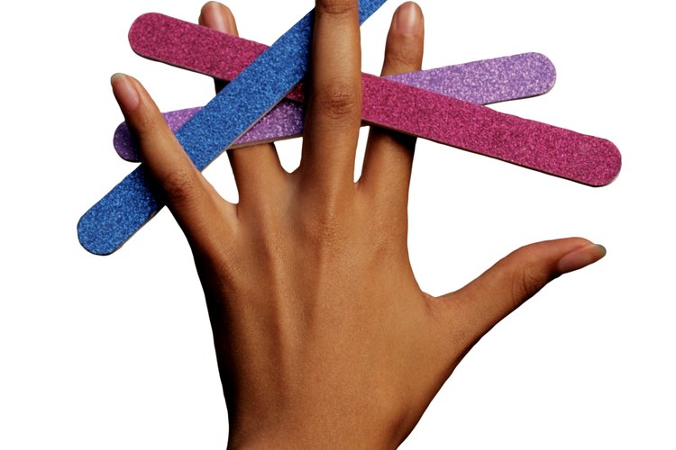 Puedes alcanzar uñas brillantes naturalmente sin la ayuda de un esmalte transparente.