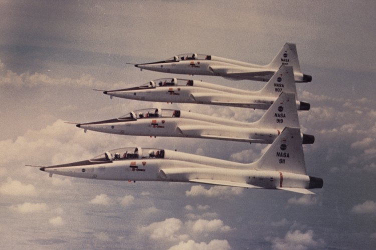 La fuerza aérea emplea mucha gente para mantener los aviones en el aire.