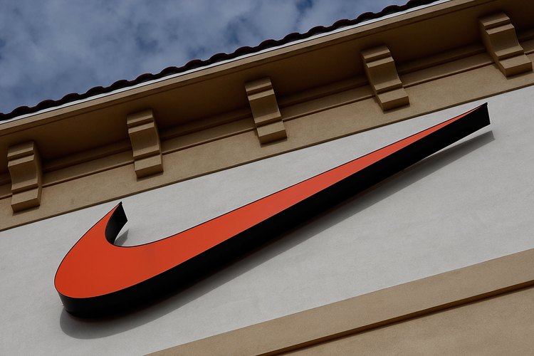 Limpia tus zapatos deportivos Nike.