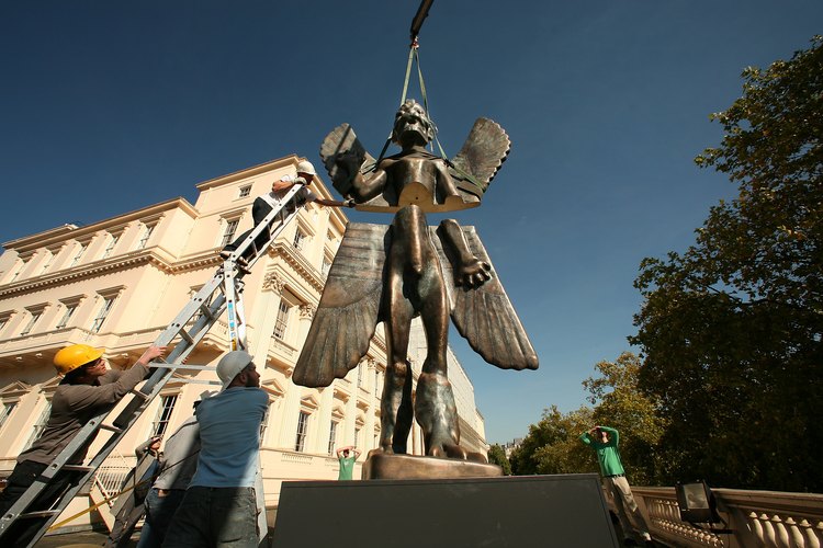 Una escultura del dios mesopotámico, Pazuzu, en exhibición fuera de un museo de arte en Londres.