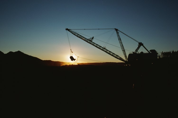 La industria de la minería frecuentemente utiliza la separación magnética para recuperar metales de las rocas que se hallan alrededor.