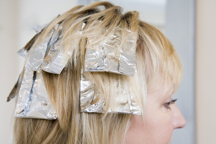 Con algunas hojas de papel de aluminio puedes agregarle drama y profundidad a tu color de cabello.