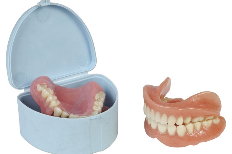 Los técnicos de laboratorio dentales trabajan principalmente con dentaduras.