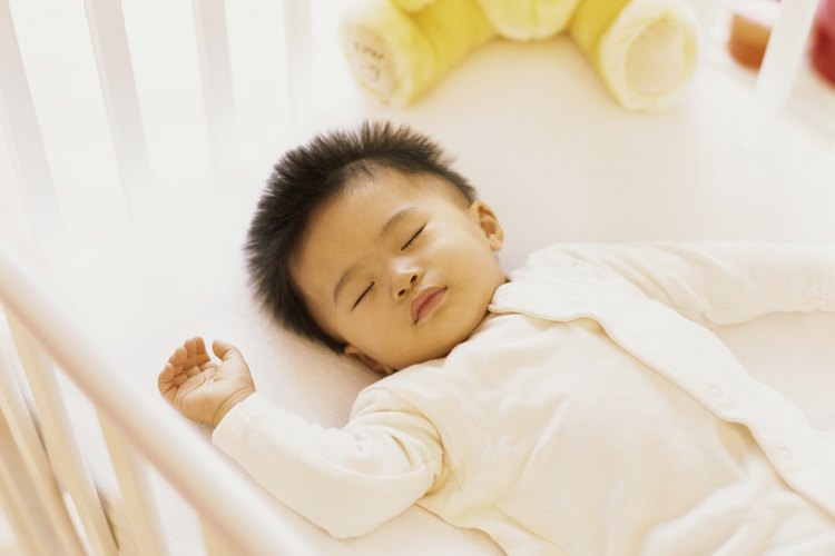 Bebé durmiendo en su cuna.