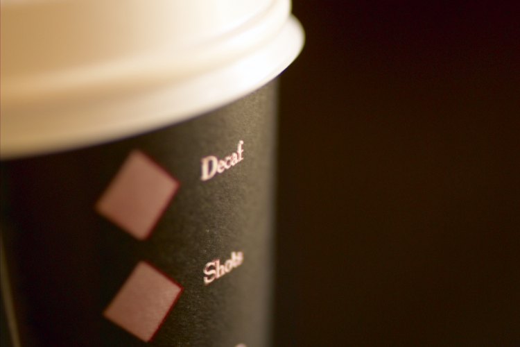 Las personas con problemas de salud exacerbados por la cafeína a veces beben café descafeinado.
