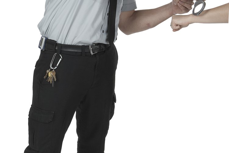 Un oficial de policía puede ser el que lo obligue.