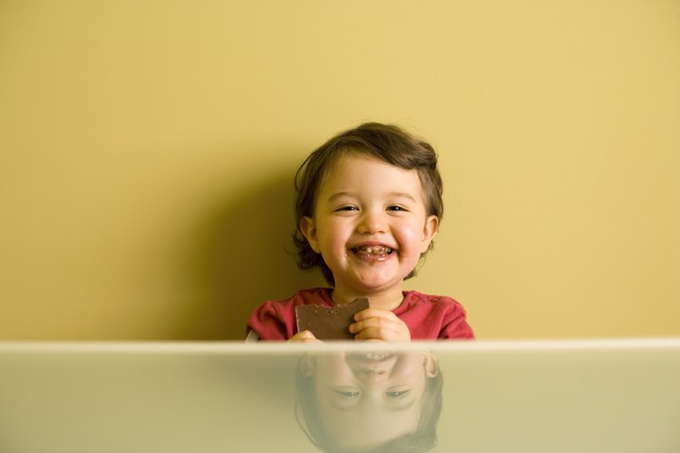 Al final de su primer año, la mayoría de los bebés puede comer sólidos.