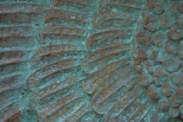El cobre y el bronce desarrollan una pátina verde con el tiempo.