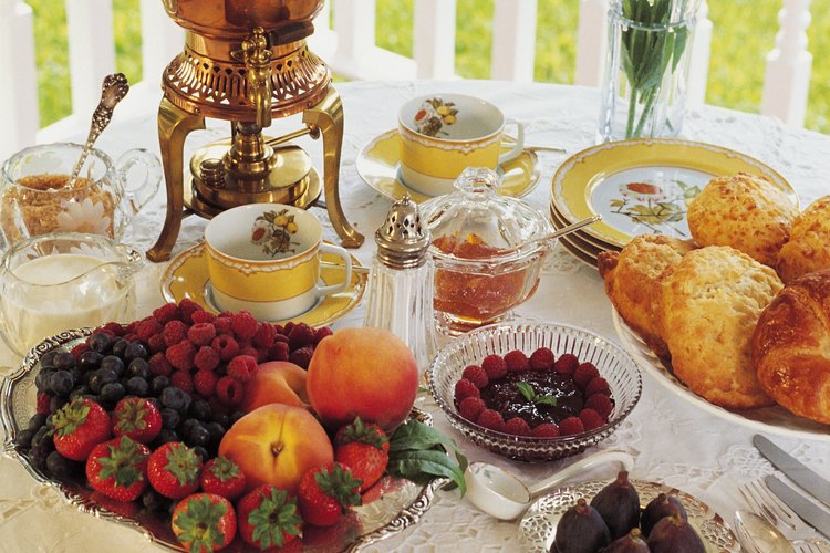 Decora tu mesa de desayuno continental con flores o centros de mesa.