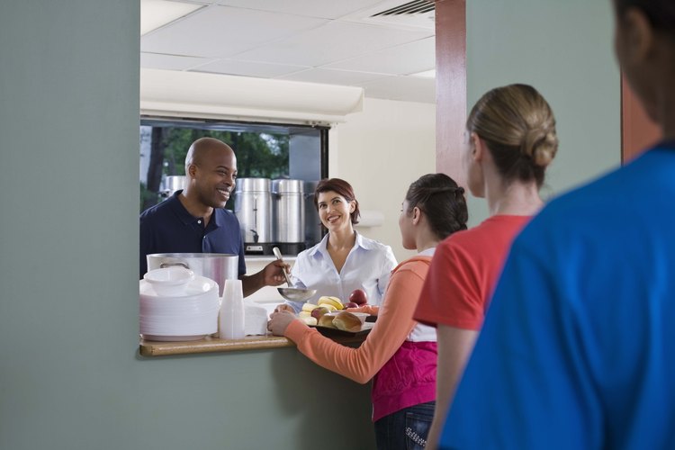 Voluntarios sirviendo comida en una organización benéfica.