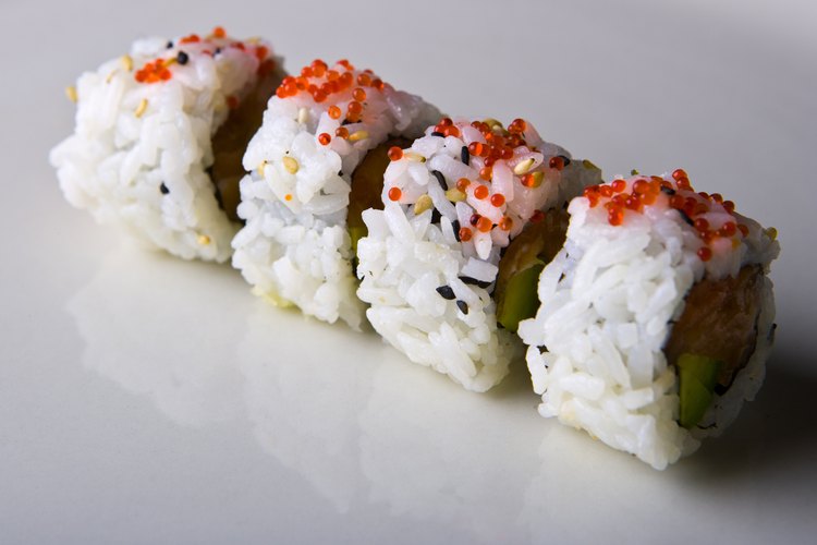 El sushi rociado con tobiko es un platillo japonés muy conocido.