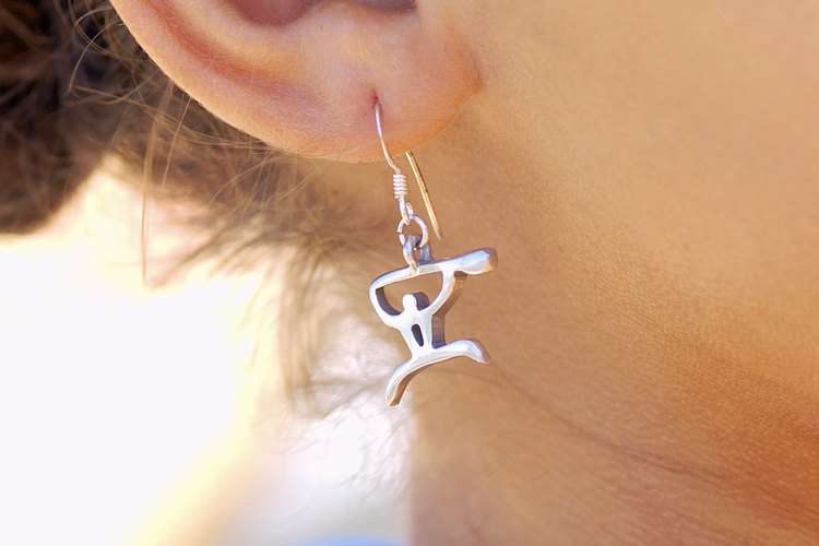Si tus aretes de plata están causando irritación quizá estés sufriendo de una alergia.