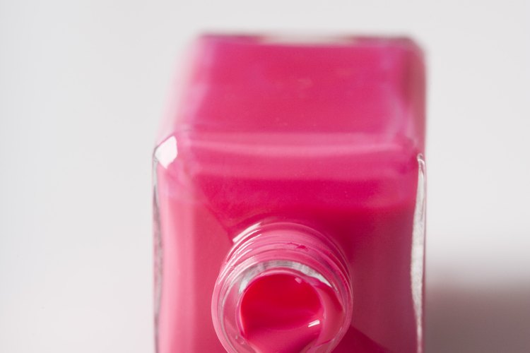 Los esmaltes para uñas y las chicas adolescentes van de la mano.