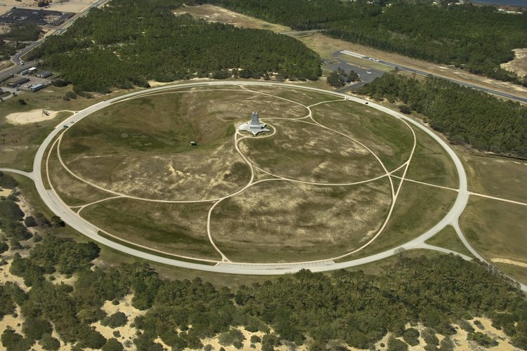 The Wright Brothers National Memorial está en Kill Devil Hills, Carolina del Norte, a 4 millas (6 km) de Kitty Hawk.
