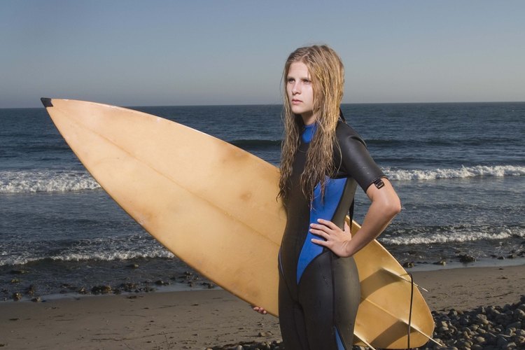 La exposición al agua salada y al sol le dan un look más tosco al peinado de surfista.