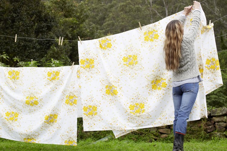 Las sábanas de cama están disponibles en rayas, colores sólidos y muchos patrones.