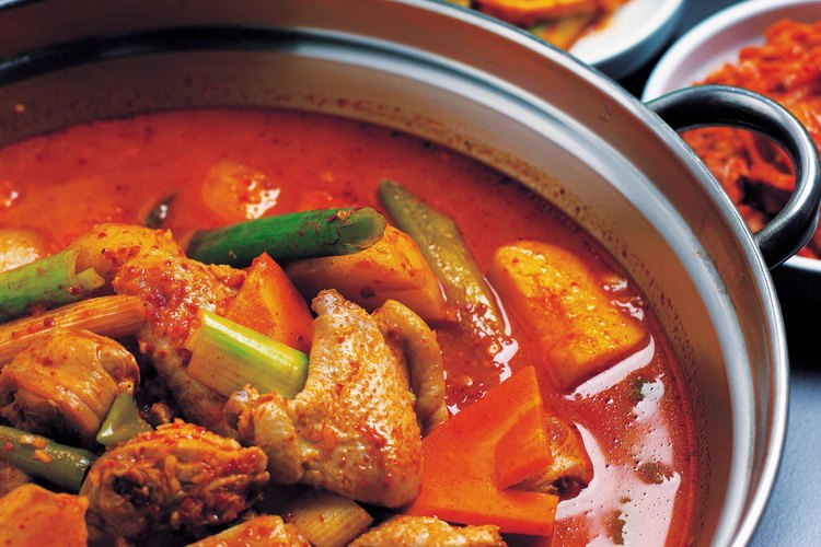 La pasta de curry rojo es esencial en los platos de curry tailandés, aunque el curry en polvo puede ser sustituido.