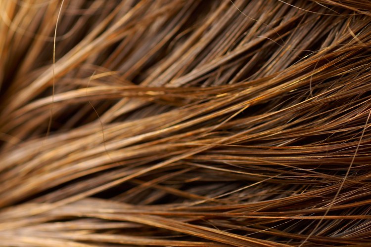 Cómo aplicar peróxido para aclarar el pelo