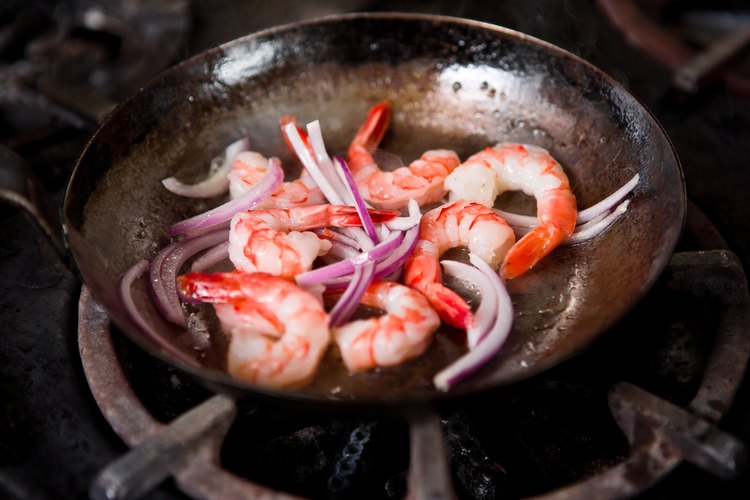 Retira las venas intestinales antes de cocinar los camarones.