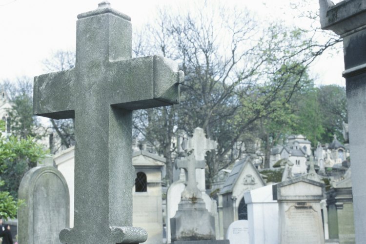 Las tumbas son recordatorios perdurables que representan la vida del fallecido.