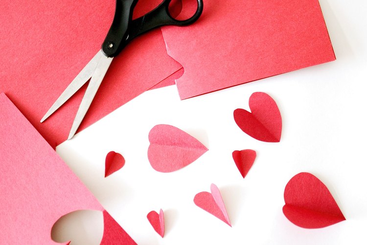 Cortar un gran corazón rojo en papel cartulina.