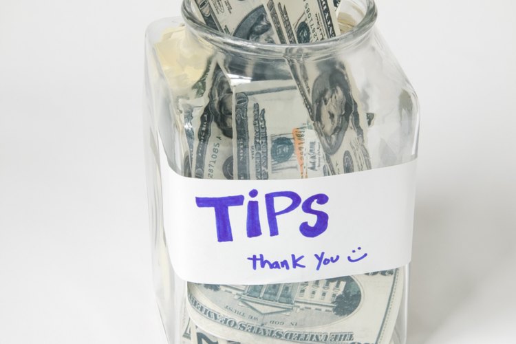 Otra idea es crear un tarro de propinas que hace algo, como un ruido fuerte cuando alguien pone dinero en él.