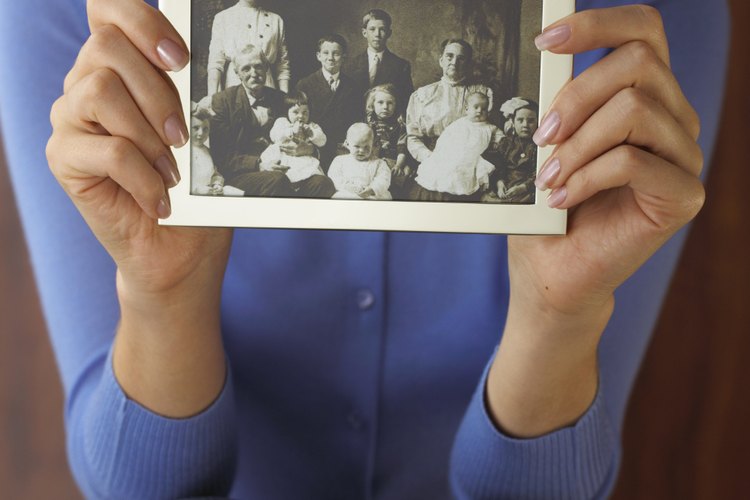 Las fotografías familiares son valiosos recuerdos.