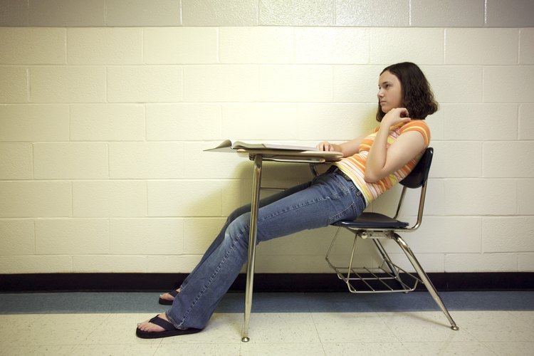 Recuédale a tu adolescente mantener una postura apropiada en la escuela.