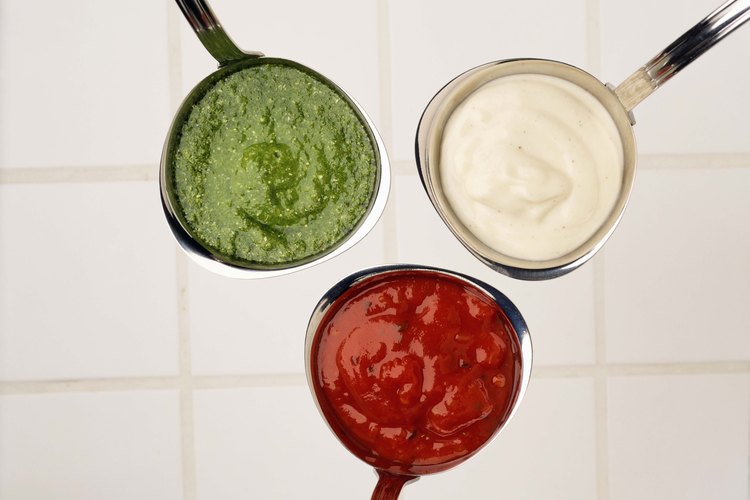 La goma guar se usa como agente espesante en salsas y aderezos.