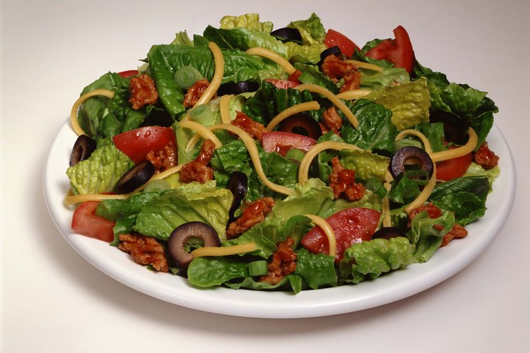 Encurte tus propias aceitunas para las ensaladas.