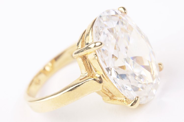 Los anillos de zirconia cúbica son mucho más baratos que los de diamante.