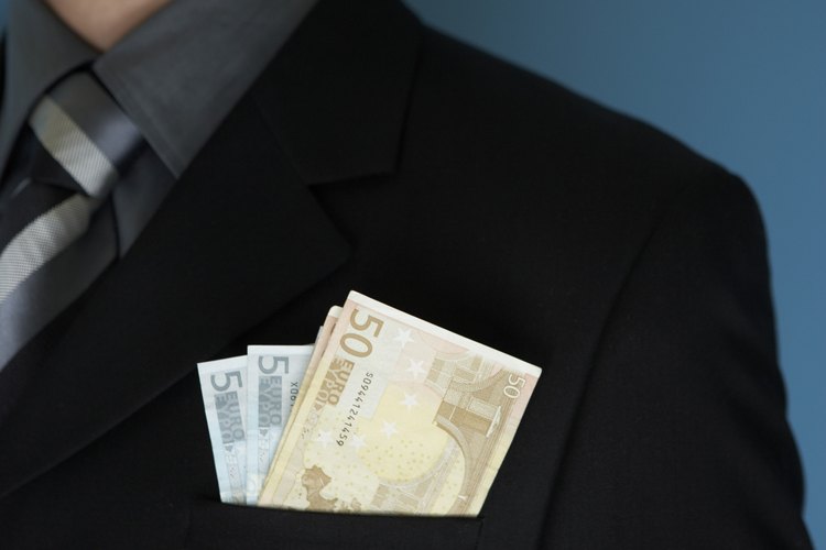Las entradas de efectivo son los montos de dinero que recibe una persona, tales como salarios o inversiones.