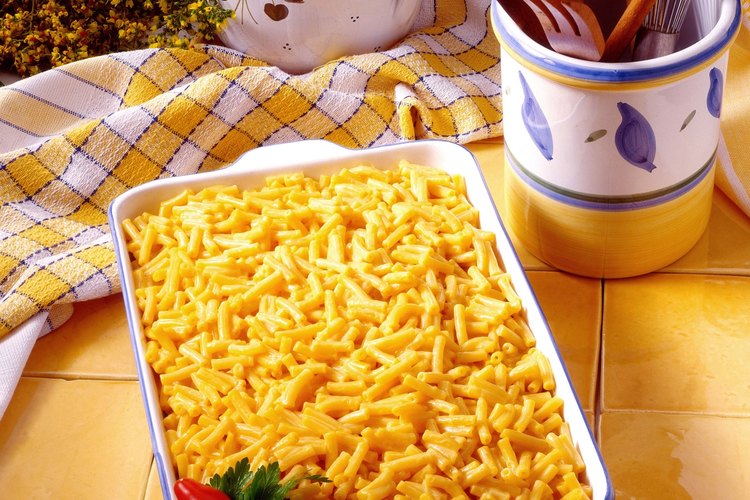Agrega carne molida a los macarrones con queso.