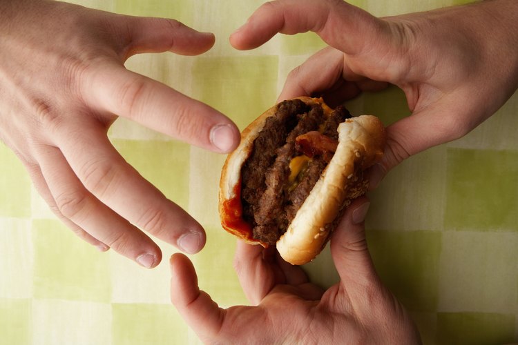 La salsa para bistecs le da sabor a las hamburguesas.