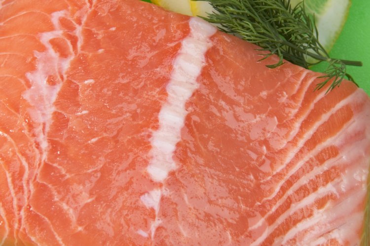Sirve los filetes de salmón con rodajas de limón fresco.