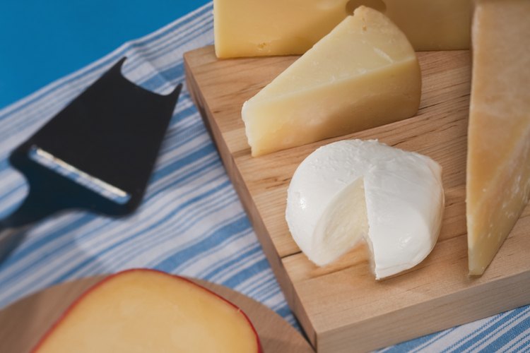 La champaña y el queso se complemetan bien mutuamente.