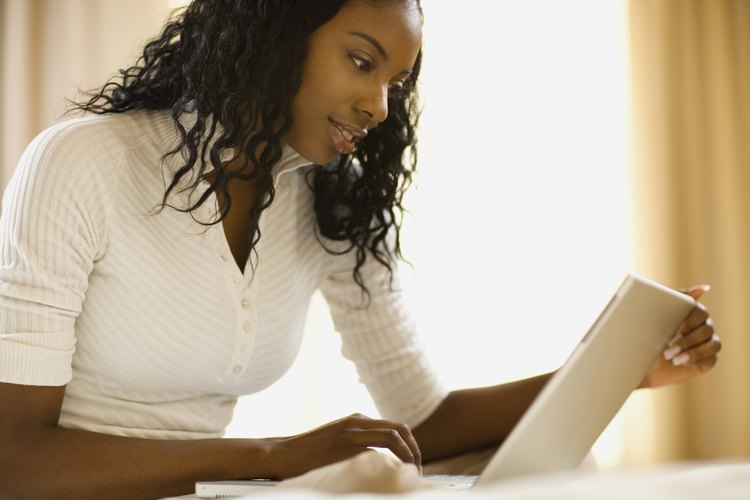 Una mujer en una computadora portátil.