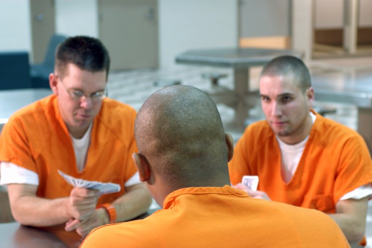 Aprende las reglas: incluso las tintas de color pueden estar prohibidas en las cartas a un prisionero.