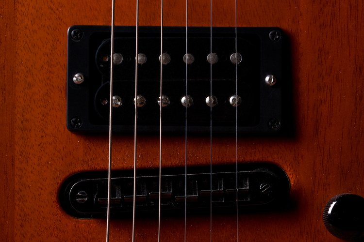 Un acercamiento de los imanes de las pastillas humbucker de bobina abierta.