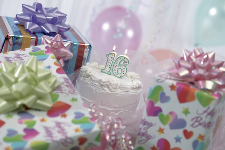 Organiza una fiesta para la familia y otra separada para sus amigas.
