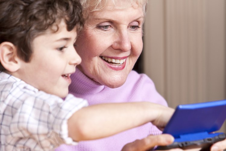 Abuela con consola portátil
