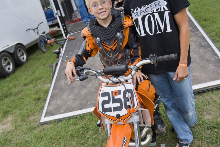 Seguir las reglas de motocross te ayudará a mantener a tu hijo a salvo.