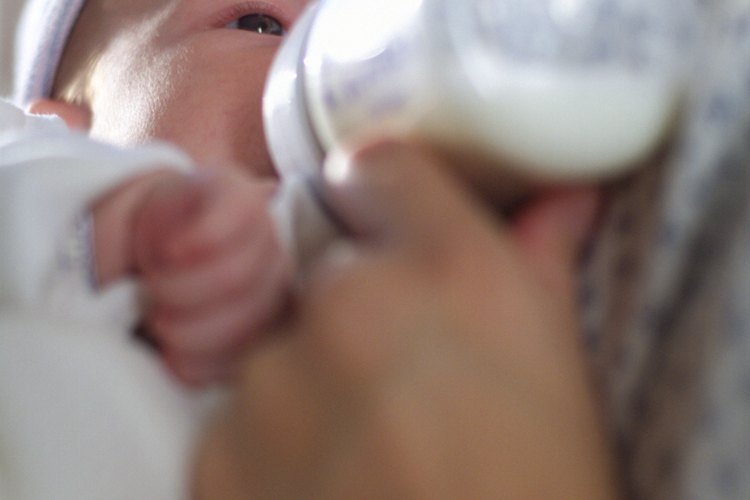 Incluso si alimentas con biberón tu cuerpo empezará la producción de leche después del parto.