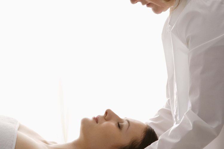 El reiki es uno de mos muchos tratamientos de spa únicos que están disponibles para regalar.